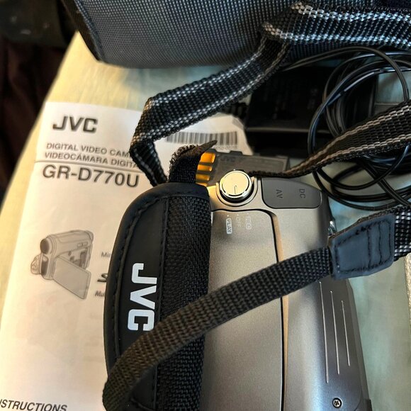 JVC GR-D770 Mini DV  Flash Media Camcorder - Picture 3 of 5